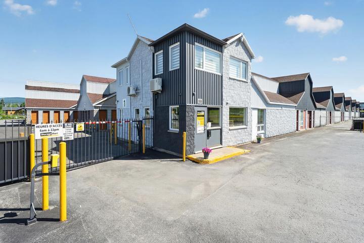 Facility exterior at StorageMart in Quebec CIty