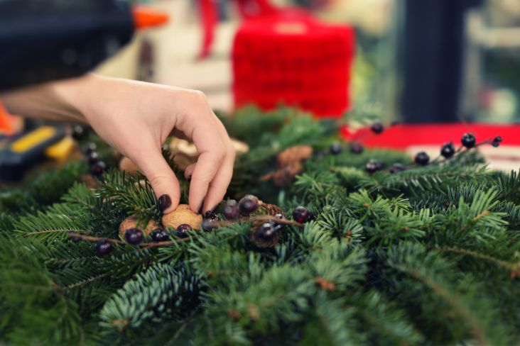 Una mujer prepara decoraciones festivas para su almacenamiento.