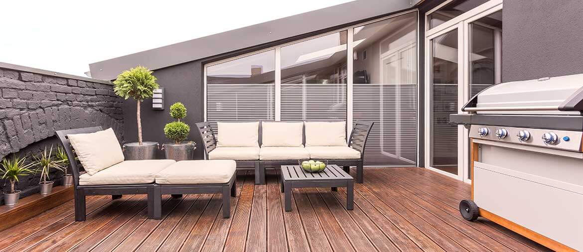 Mobilier d'extérieur et barbecue sur une terrasse