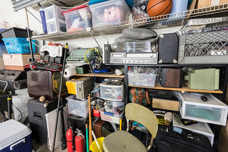 Cajas y equipamiento deportivo en una gran unidad de almacenamiento.