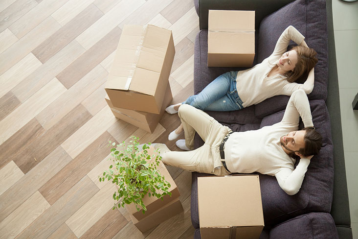 Pareja relajándose después de utilizar almacenamiento para apartamentos