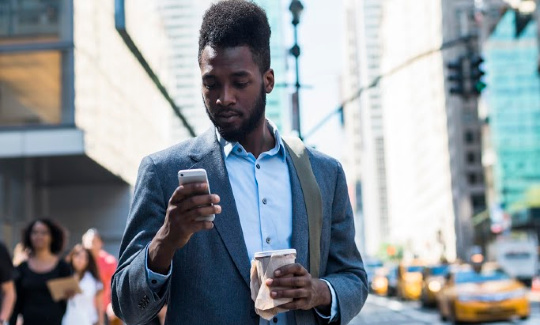 un homme d'affaires regarde son téléphone