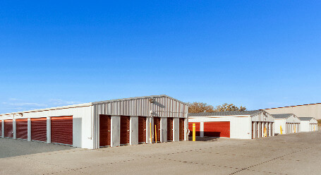 StorageMart Industrial Rd en Omaha almacenamiento accesible en vehículo