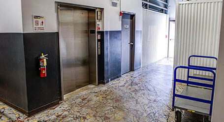 StorageMart en North Eola Road en Aurora Acceso al elevador
