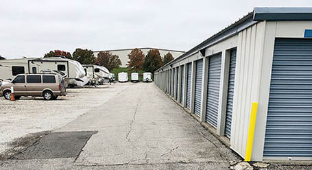 StorageMart en Northeast Jones Industrial Drive en Lees Summit almacenamiento accesible en vehículo