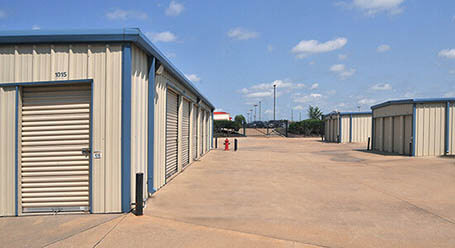 StorageMart on South Hub Drive in Independence Drive-Up Units