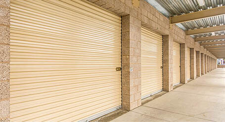 StorageMart en Westgate Drive en Watsonville almacenamiento accesible en vehículo
