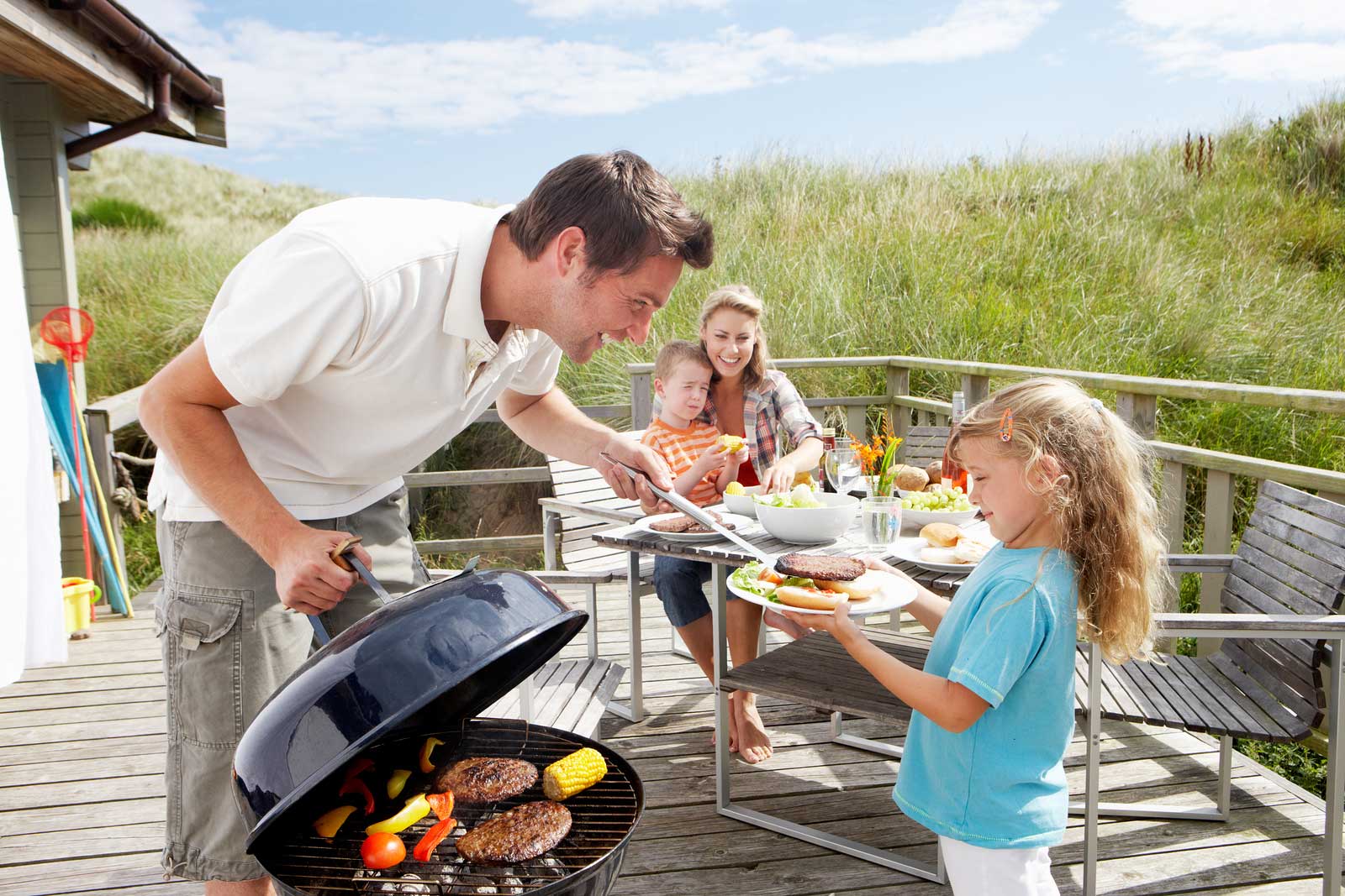 Barbecue au charbon de bois est rangé temporairement sur la véranda des maisons.