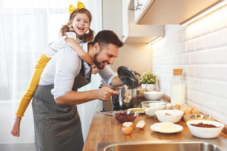 La familia cocina antes de mover los artículos al almacén.